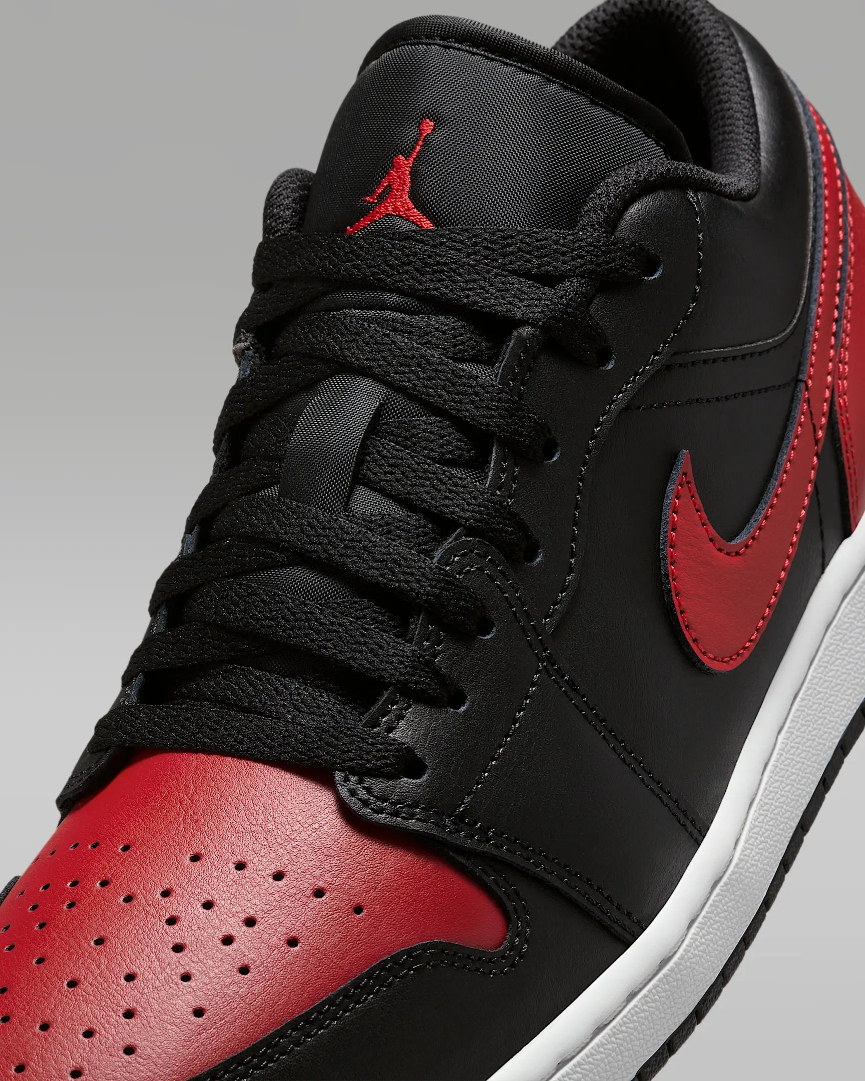 AJ1 Low (Schwarz/Summit White/Varsity Rot)