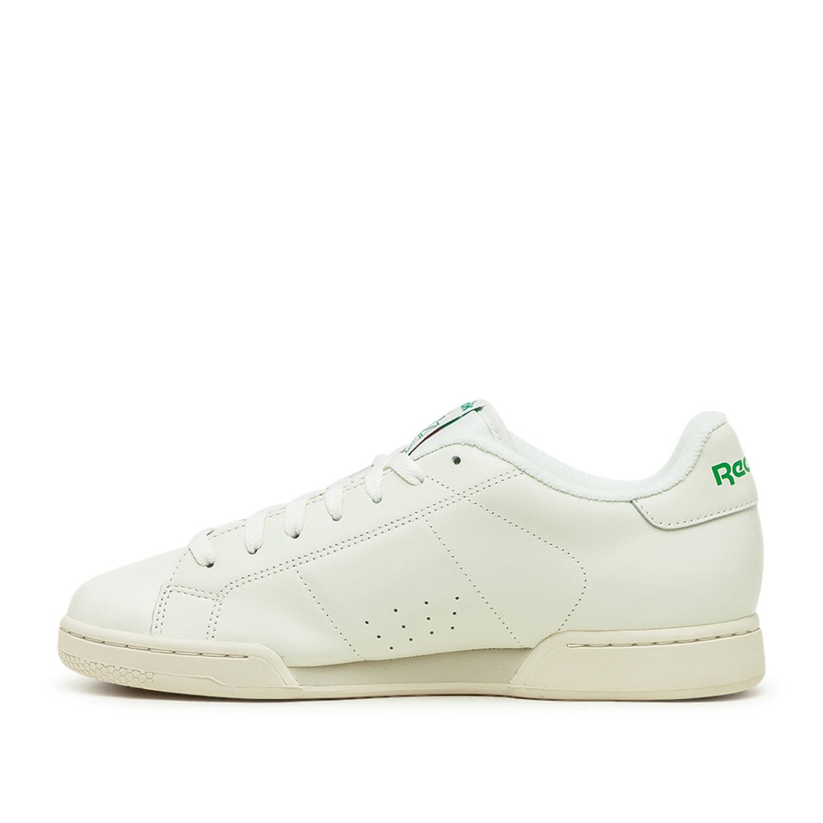 Klassische weiß-grüne Turnschuhe