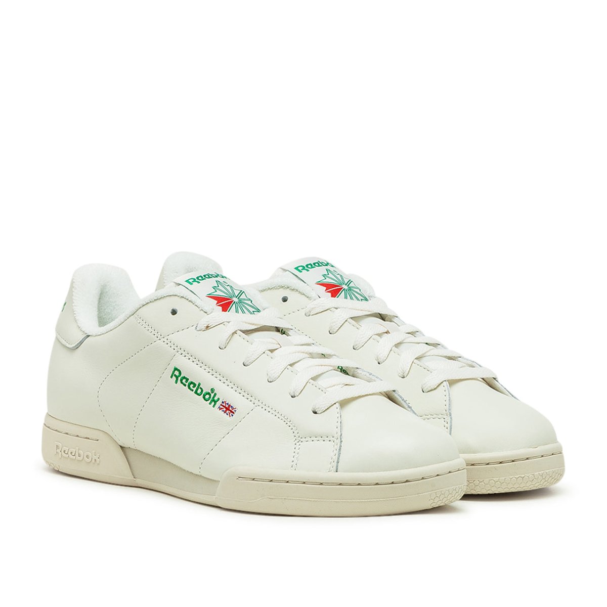 Klassische weiß-grüne Turnschuhe