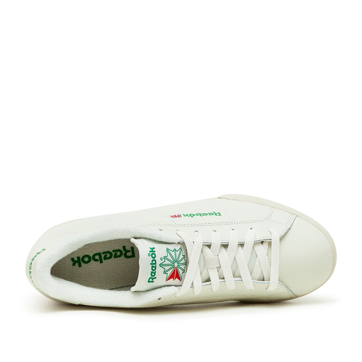 Klassische weiß-grüne Turnschuhe