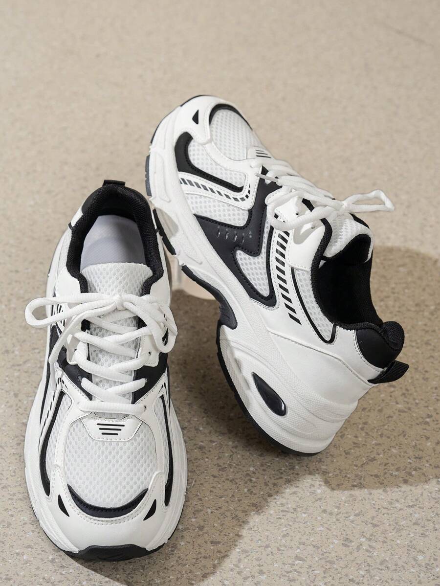 Erhöhte Sneaker mit Keilabsatz