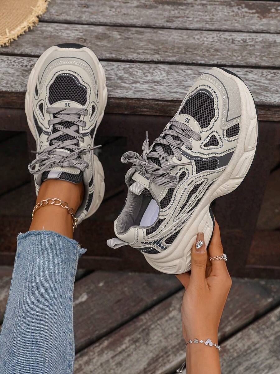 Erhöhte Sneaker mit Keilabsatz