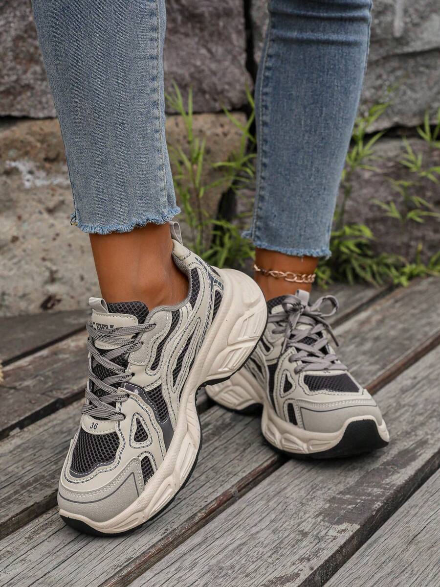Erhöhte Sneaker mit Keilabsatz
