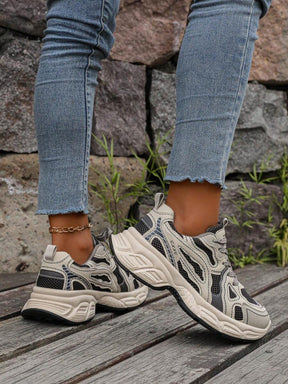 Erhöhte Sneaker mit Keilabsatz