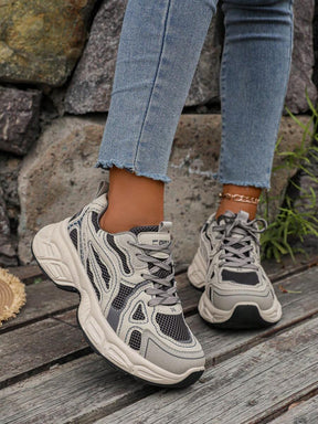 Erhöhte Sneaker mit Keilabsatz