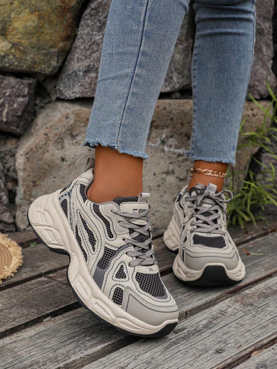 Erhöhte Sneaker mit Keilabsatz