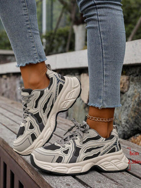 Erhöhte Sneaker mit Keilabsatz
