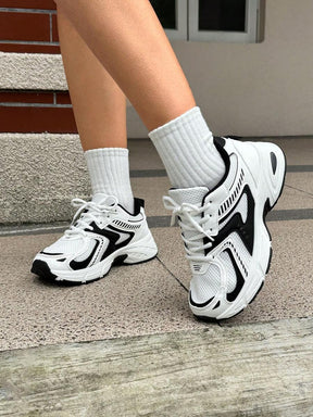Erhöhte Sneaker mit Keilabsatz