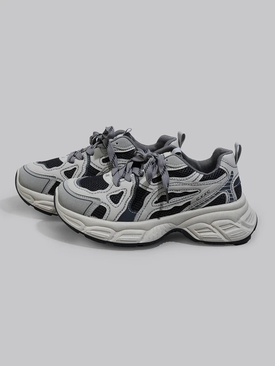 Erhöhte Sneaker mit Keilabsatz