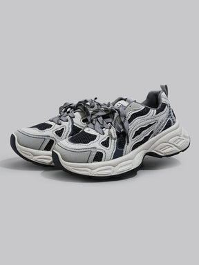 Erhöhte Sneaker mit Keilabsatz