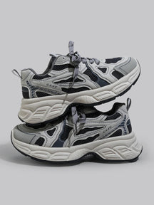 Erhöhte Sneaker mit Keilabsatz
