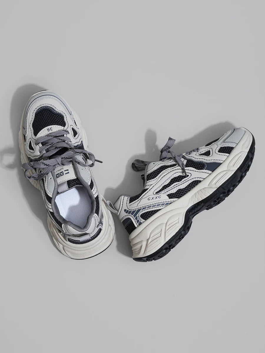 Erhöhte Sneaker mit Keilabsatz