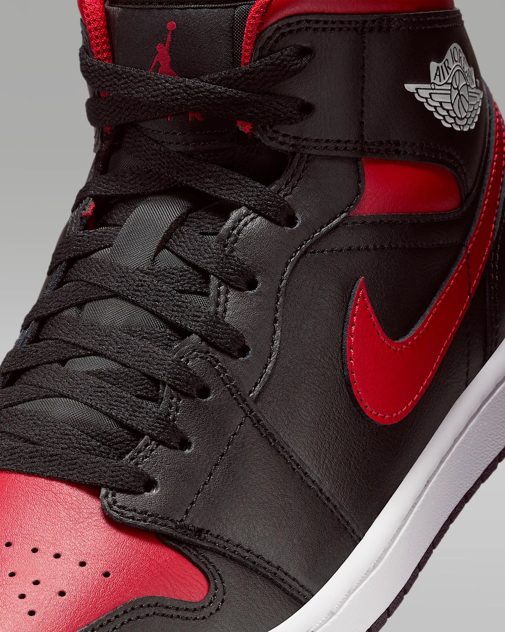 AJ1 Mid (Schwarz/Summit Weiß/Varsity Rot)