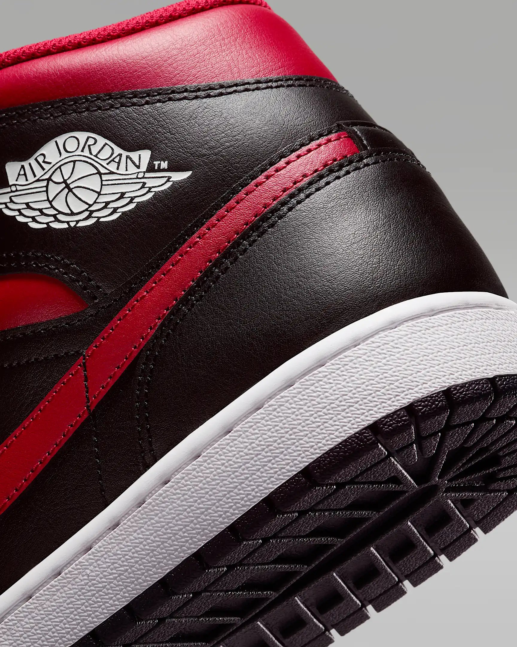 AJ1 Mid (Schwarz/Summit Weiß/Varsity Rot)