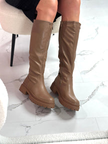 Stylische Stiefel