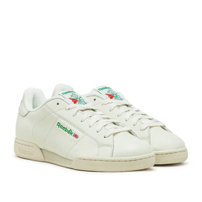 Klassische weiß-grüne Turnschuhe