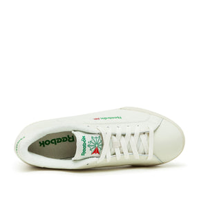 Klassische weiß-grüne Turnschuhe