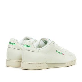 Klassische weiß-grüne Turnschuhe
