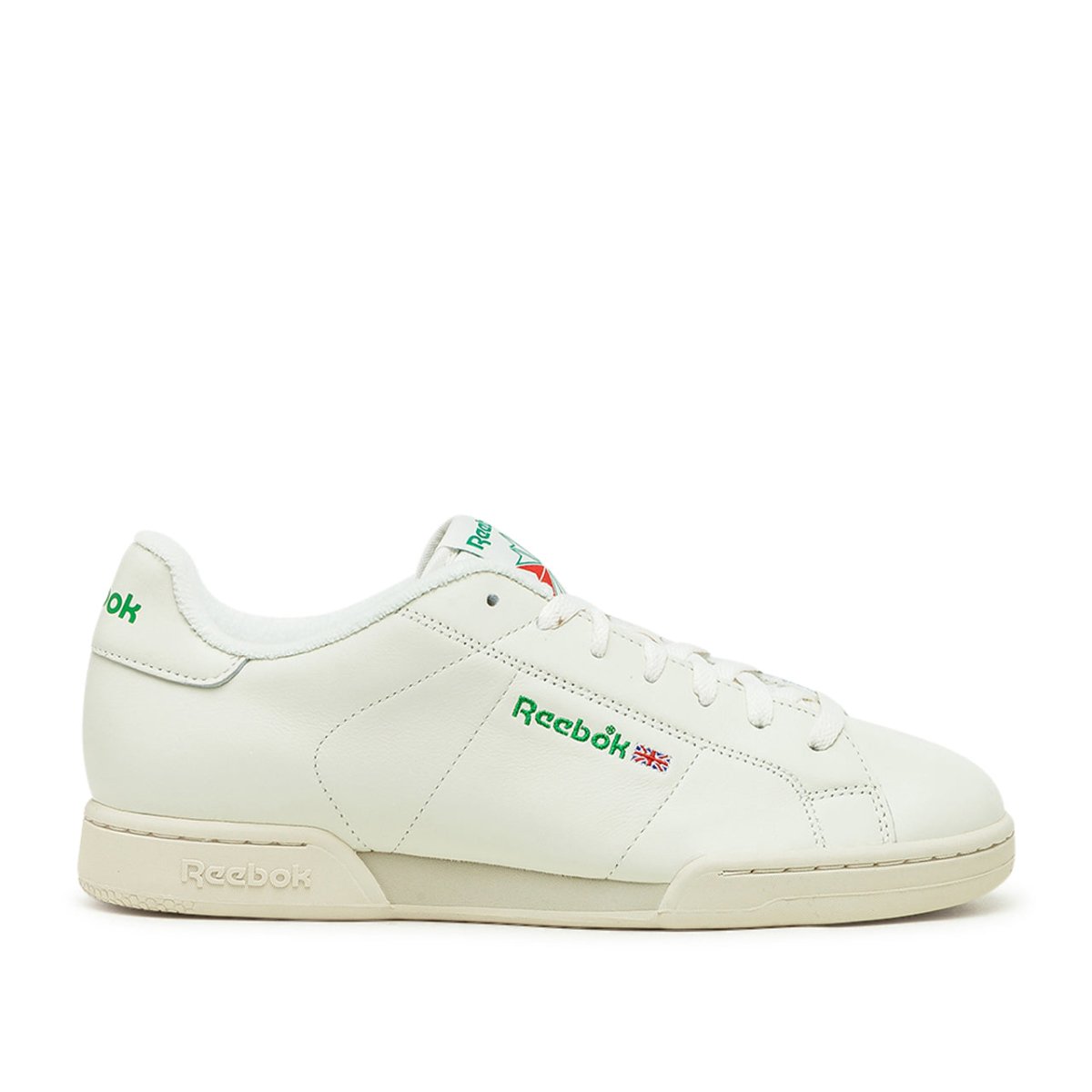 Klassische weiß-grüne Turnschuhe